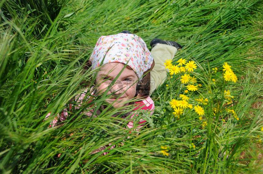 一个女孩躺在草地上眼镜墙纸绿色晴天叶子黄色活动国家植物花朵图片
