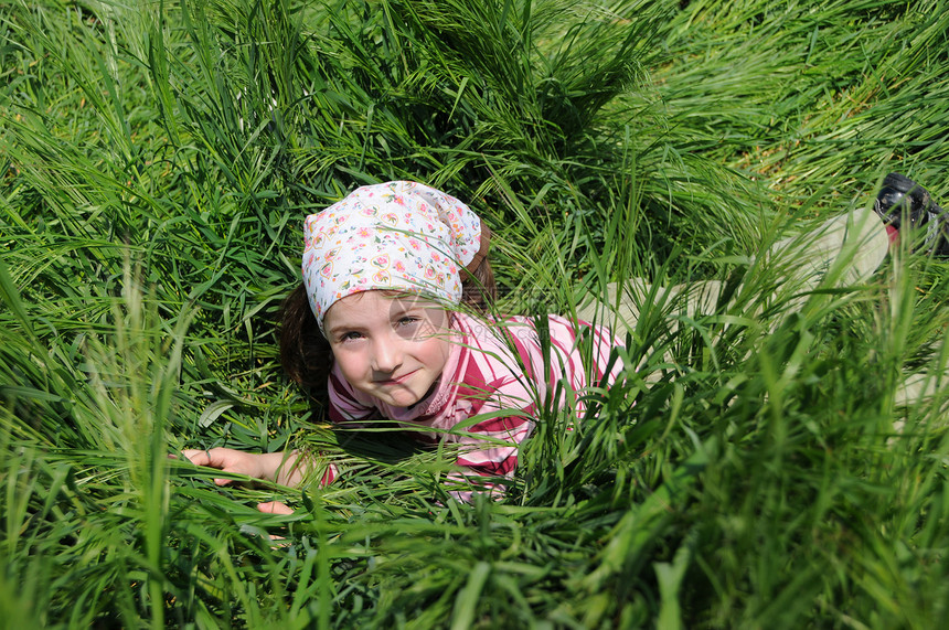 一个女孩躺在草地上绿色植物花朵眼镜叶子晴天墙纸国家女孩公园图片