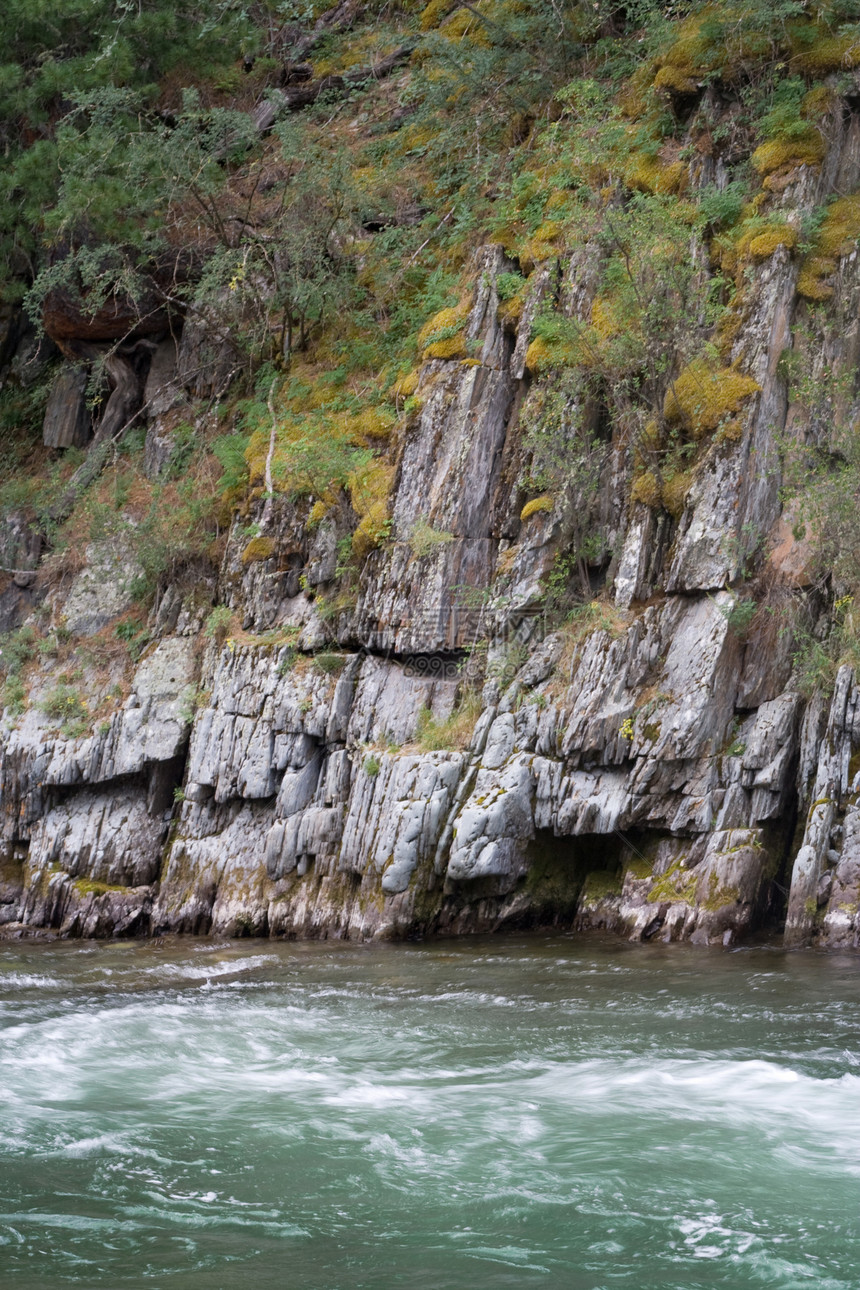 萨扬山脉岩石石头瀑布爬坡溪流海浪森林灰色阴影蓝色图片