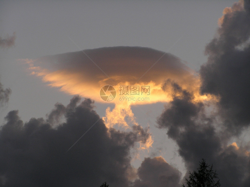 以蘑菇形式呈现的云图片