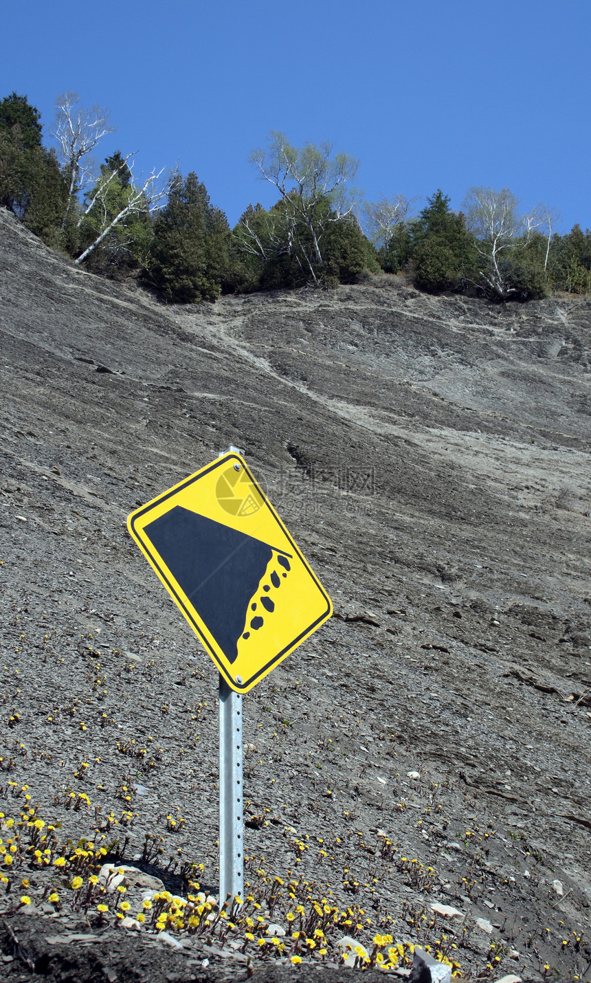 山坡上坠落的岩石标志图片