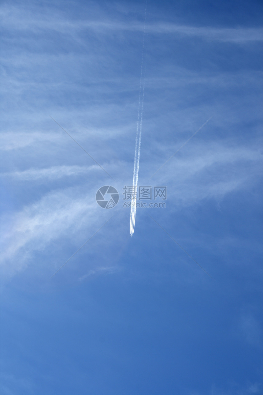喷气飞机像彗星一样飞越天空图片