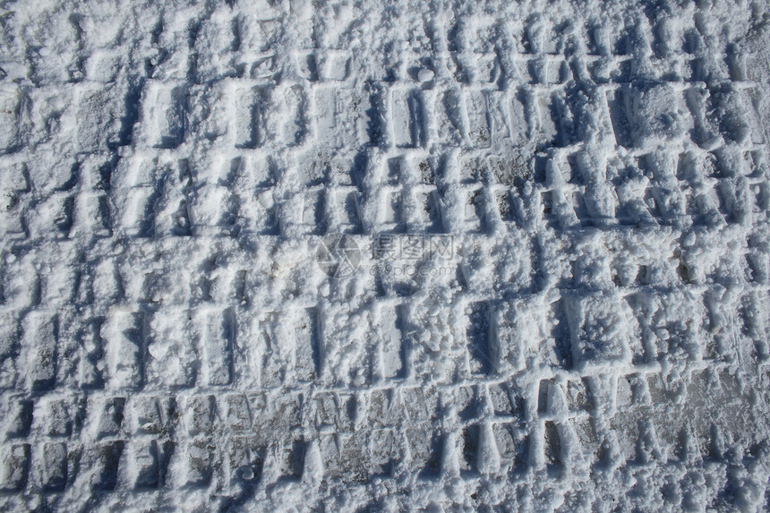 积雪中的轮胎轨迹图片