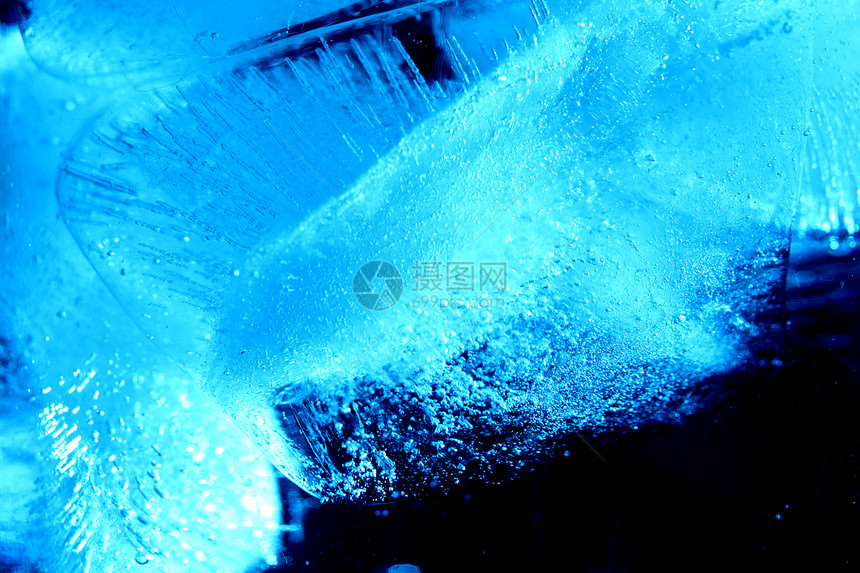 冷饮酒精饮料宏观反射杯子冻结蓝色冷藏地面立方体图片