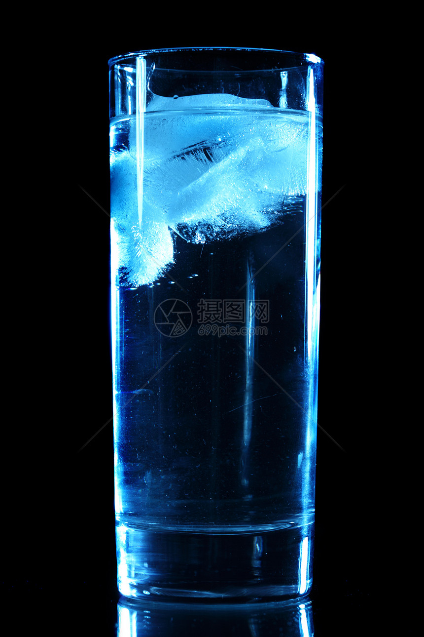 冷饮液体气泡蓝色饮料立方体工作室果汁地面冻结杯子图片