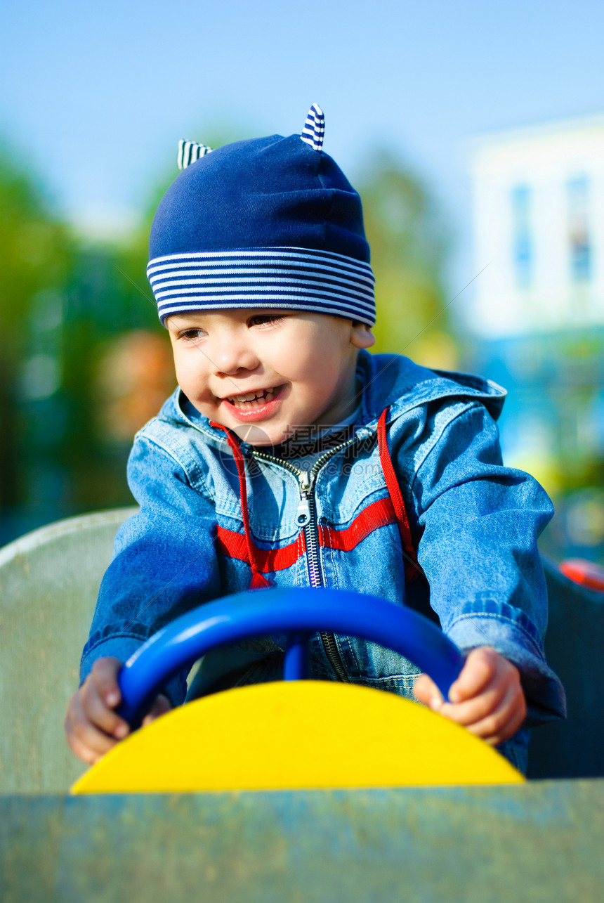 户外快乐儿童微笑公园情感车轮孩子驾驶男生司机幸福游戏图片