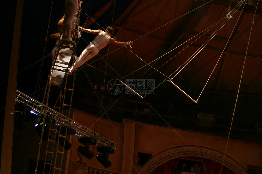 杂耍展示姿势艺术演员运动员杂技男人飞人体操灵活性图片