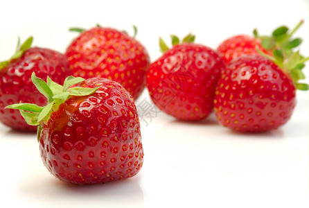 拍摄一堆新鲜草莓浆果甜食甜点静物饮食水果影棚食物红色健康饮食背景图片