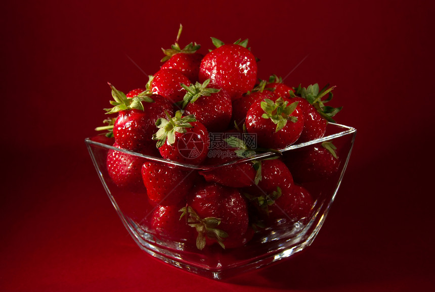 拍摄一堆新鲜草莓食物养分甜点浆果饮食甜食静物健康饮食影棚红色图片