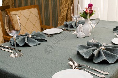 在餐厅里服务食物酒杯宴会酒店奢华椅子盘子玻璃桌布背景图片