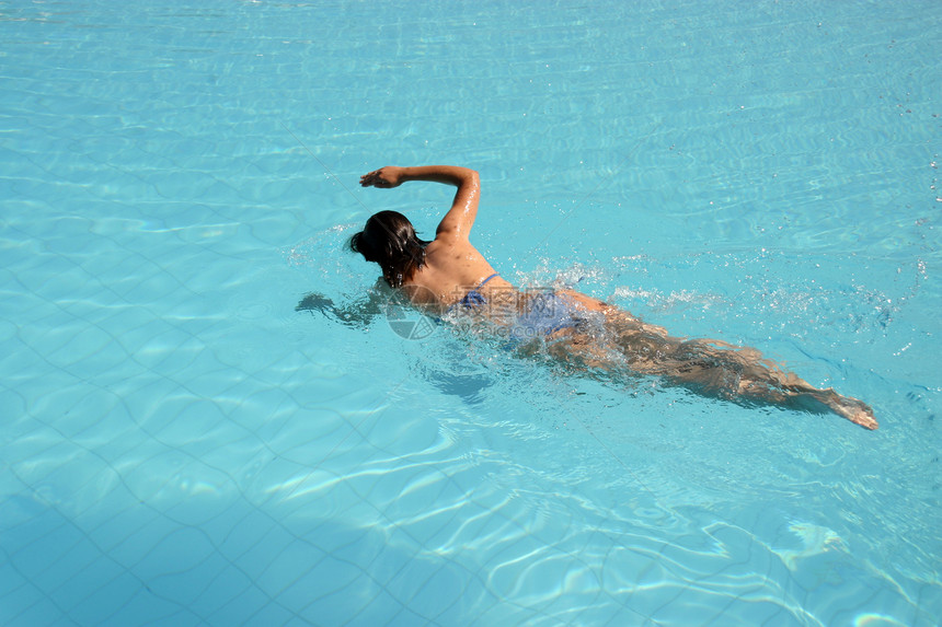 游泳池女生人数晒黑游泳躯干泳装酒店棕褐色假期比基尼火花阳光图片