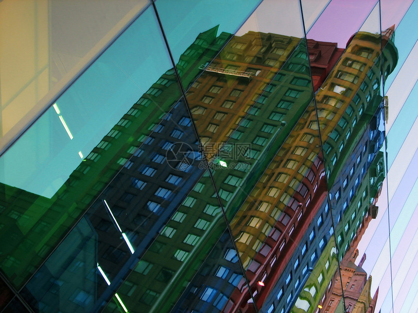 在多彩玻璃窗中的建筑物反射图片