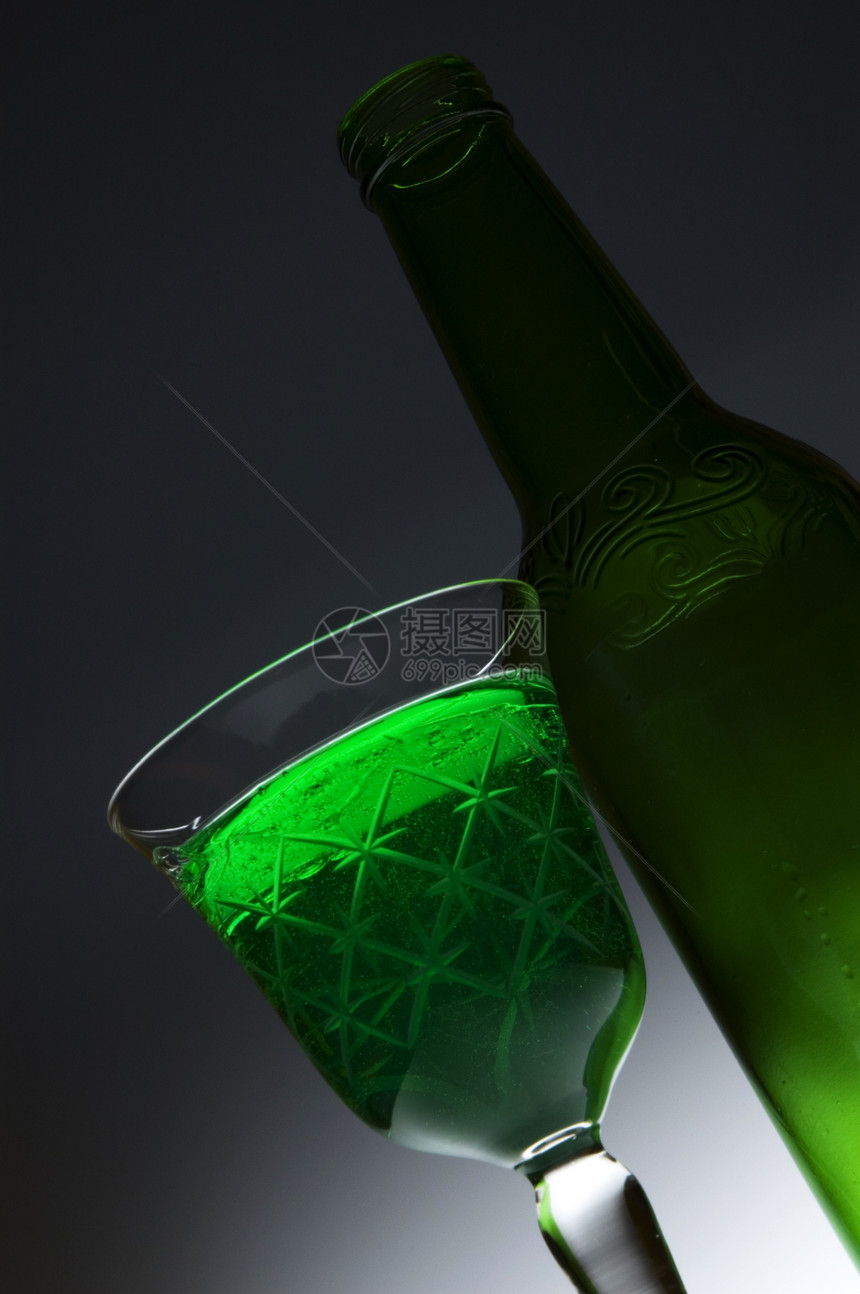 绿仙子眼镜饮料庆典水晶瓶子玻璃新年派对绿色酒精图片
