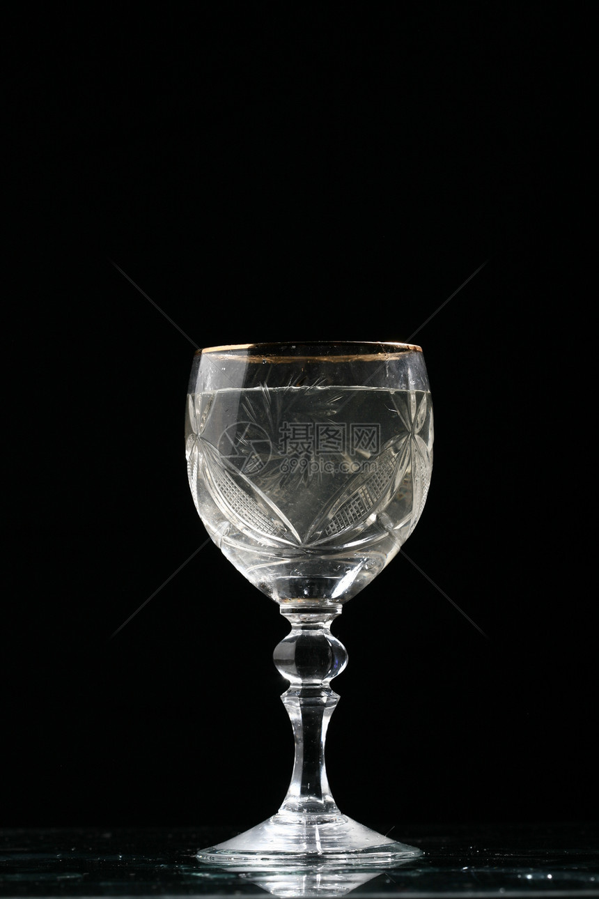 葡萄酒杯桌子反射液体饮料背光酒吧生活庆典美食派对图片