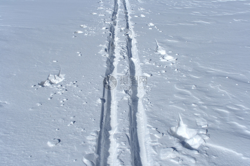 穿越冬季地形的滑雪路线图片