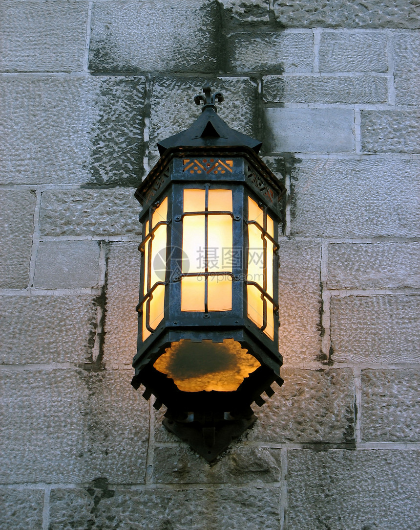旧楼石墙上的点灯灯笼图片