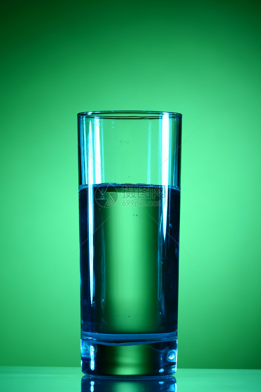 以绿色的水生白色食物液体玻璃水晶作品酒吧茶点饮料图片
