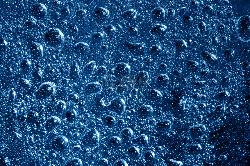 水滴珠子蓝色气泡淋浴玻璃宏观天气雨水风暴飞沫图片
