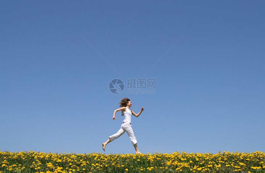 快乐的女孩跑在德迪利翁田里图片