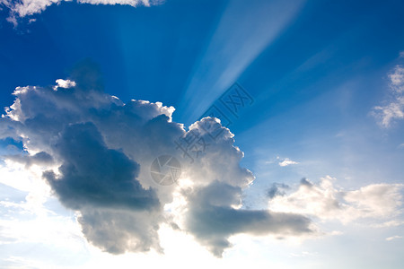 云和云射线光束蓝色天空太阳背景图片