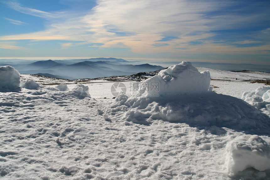 冬季风景远景旅行冻结栅栏滑雪顶峰蓝色天空爬坡岩石图片