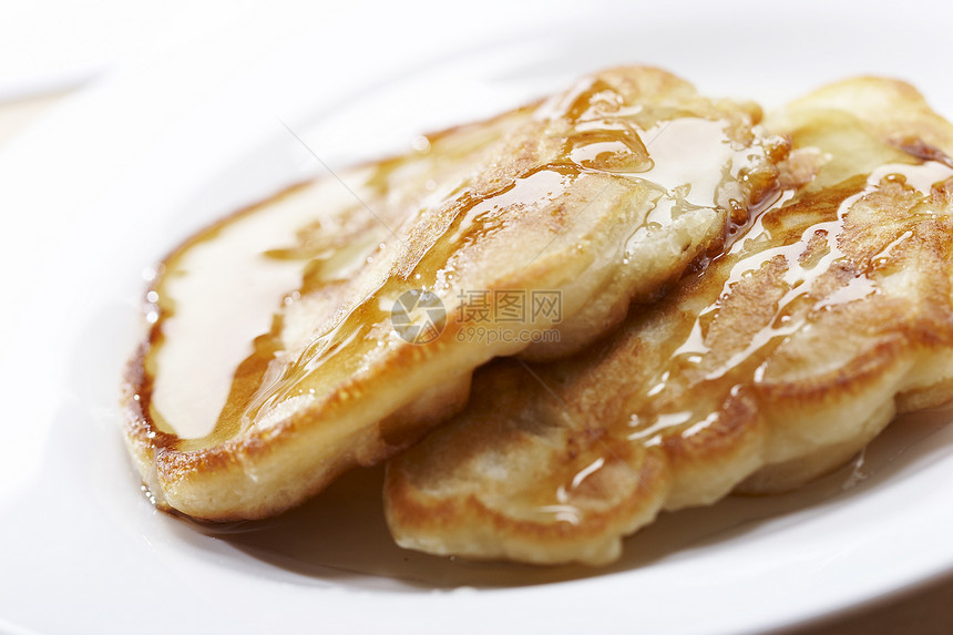 带蜂蜜的煎饼蛋糕软泥宏观糖浆白色耳光食物早餐美味午餐图片