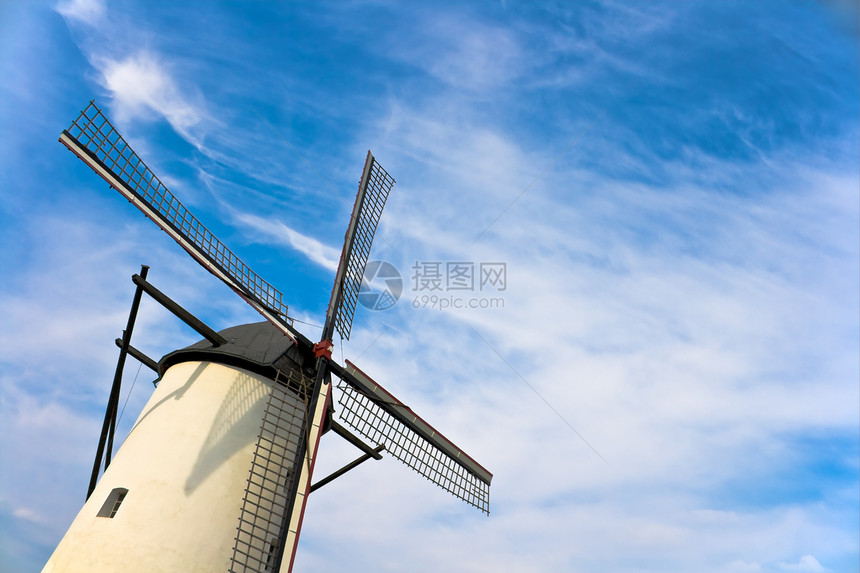 风车与蓝色的天空对抗乡村生态地标活力力量传统环境多云历史白色图片