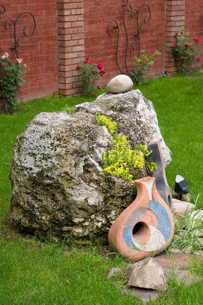 漂亮的后院装饰院子风格陶瓷岩石美化绿化植物草地园艺池塘图片