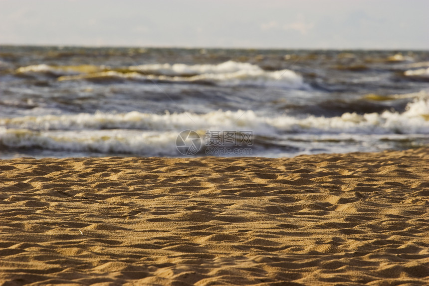 沙沙海滩上的脚印棕色冲浪海景海浪黄色沙丘海岸线沙漠褐色蓝色图片