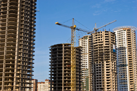 现代城市水泥平板绞刑架建筑起重机盘子牌匾建造背景图片