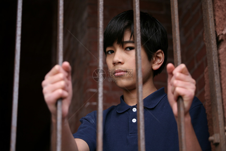 被关进监狱的男孩囚犯混血孩子酒吧混血儿男性孤独图片