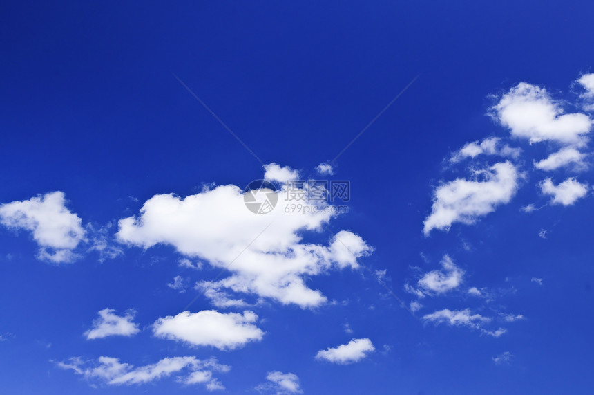 蓝色天空 白云气氛梦幻日光景观多云空气白色风景晴天快乐图片