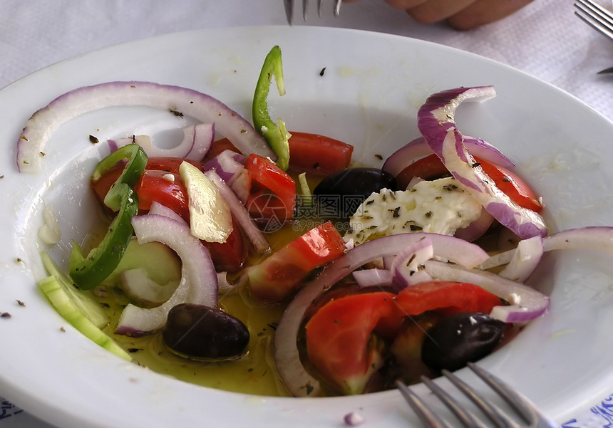 希腊沙拉辣椒盘子绿色午餐红色黄瓜洋葱白色黑色香料图片