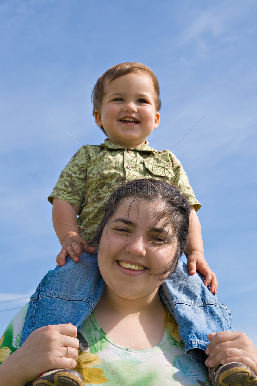 母亲及其子女童年父母肩膀活动亲热快乐微笑天空儿子蓝色图片