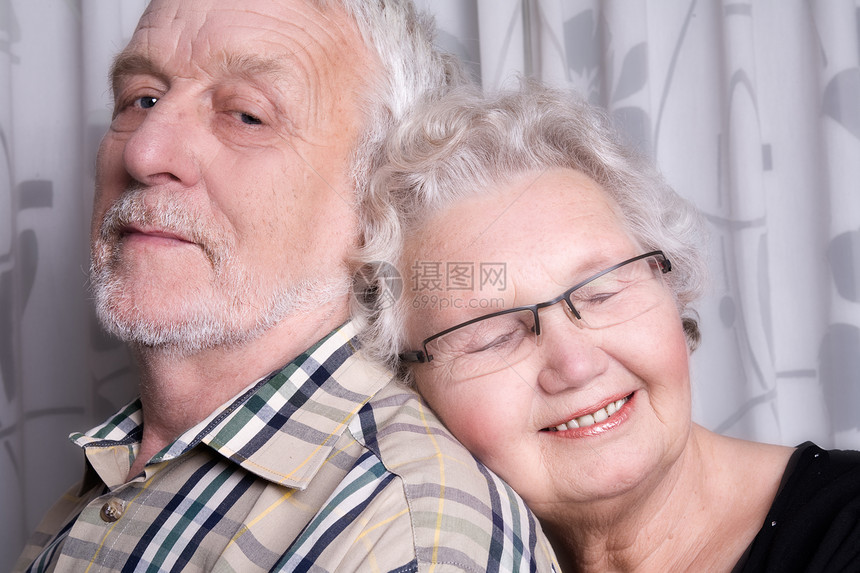 爱老年情侣卷发夫妻眼镜祖父男人女士男性微笑祖母灰色图片