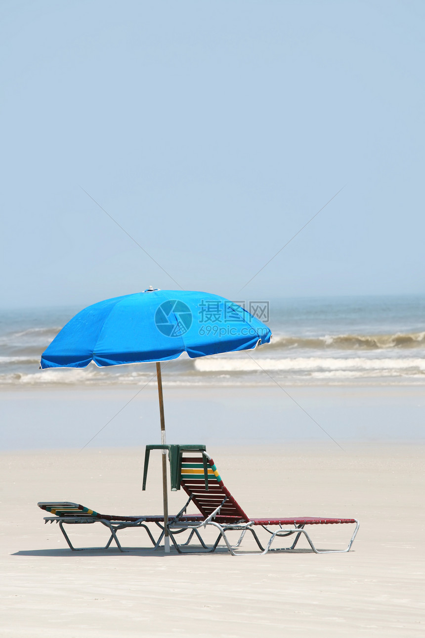 沙滩上的休息椅阴影椅子休息室波浪天空蓝色海滩海洋假期季节图片