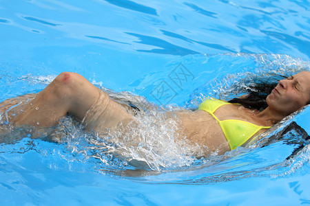 跳进游泳池套装女孩阳光旅行假期比基尼水池蓝色泳装游泳背景图片