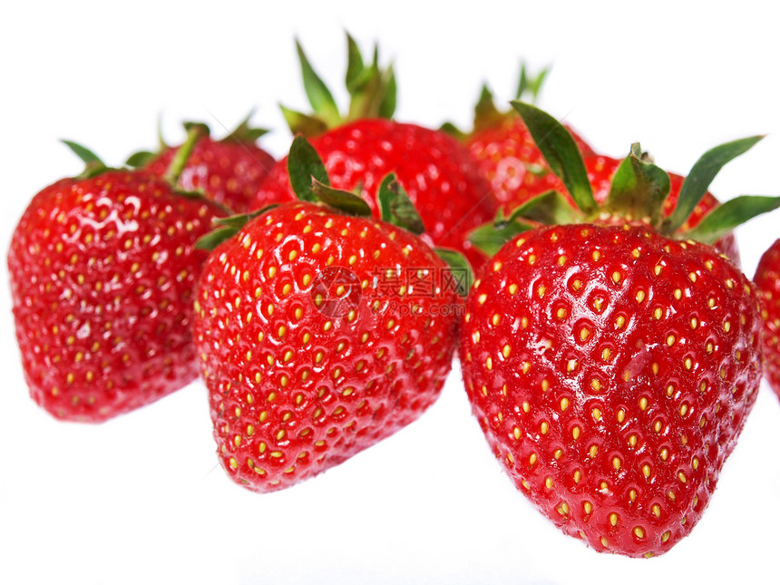 在白色背景中隔离的新鲜和美味鲜嫩草莓种子宏观甜点收获蔬菜农民饮食叶子茶点水果图片