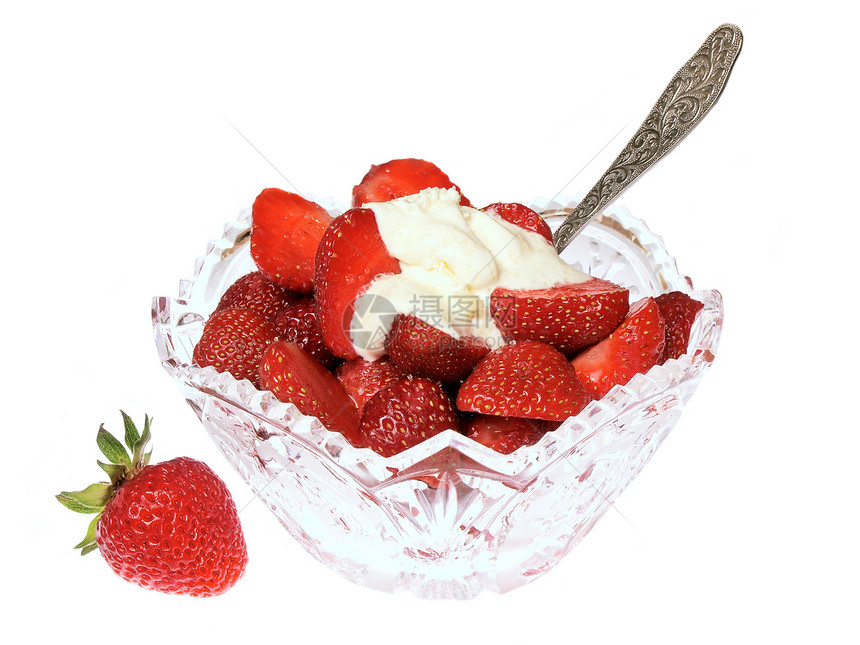 玻璃碗中美味的草莓冰淇淋 在白色背景上隔绝浅露地深处甜点诱惑营养产品育肥营养素圣代冻结茶点垃圾图片