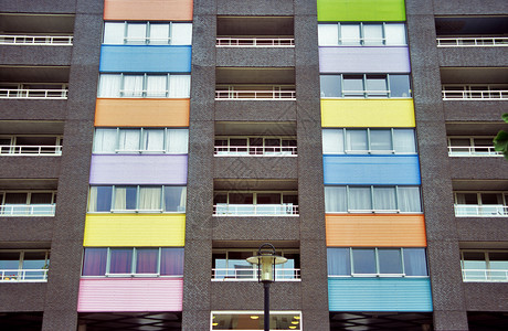 色彩多彩的 CoNDs高楼社区控制板建筑学公寓特丹建筑阳台背景图片
