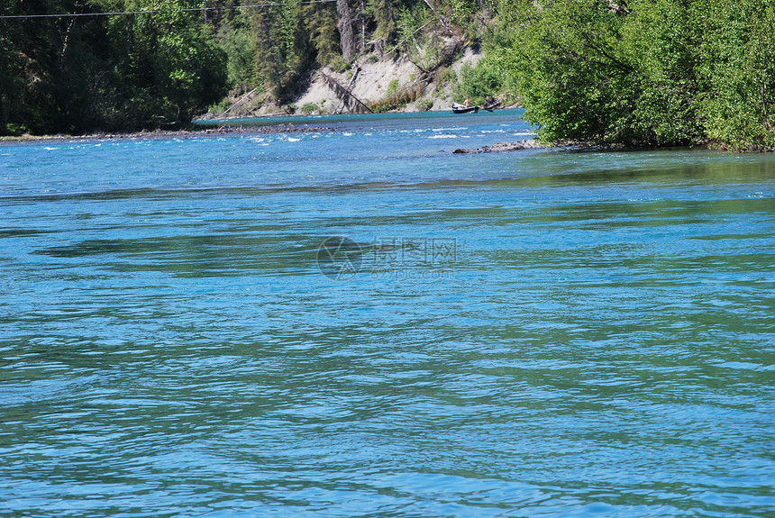 阿拉斯加Kenai河Teal蓝色水域图片