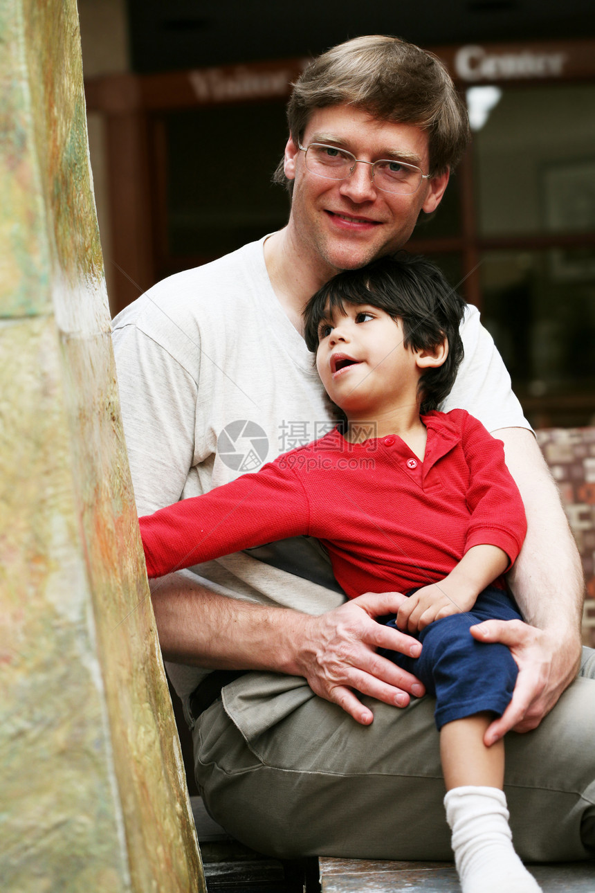 父亲快乐地与孩子的儿子共度时光家庭混血儿白色儿童男生爸爸图片