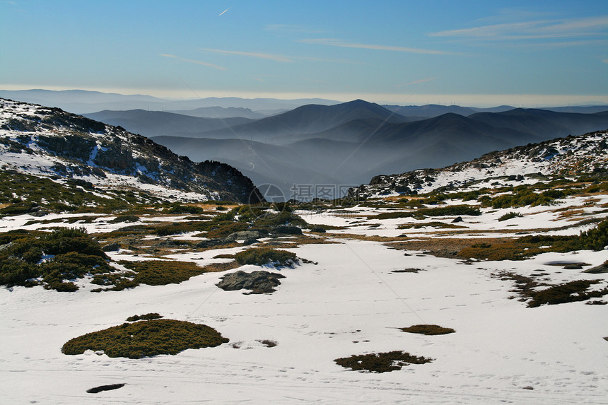 冬季风景天空旅游房子山脉爬坡蓝色季节滑雪旅行粉末图片