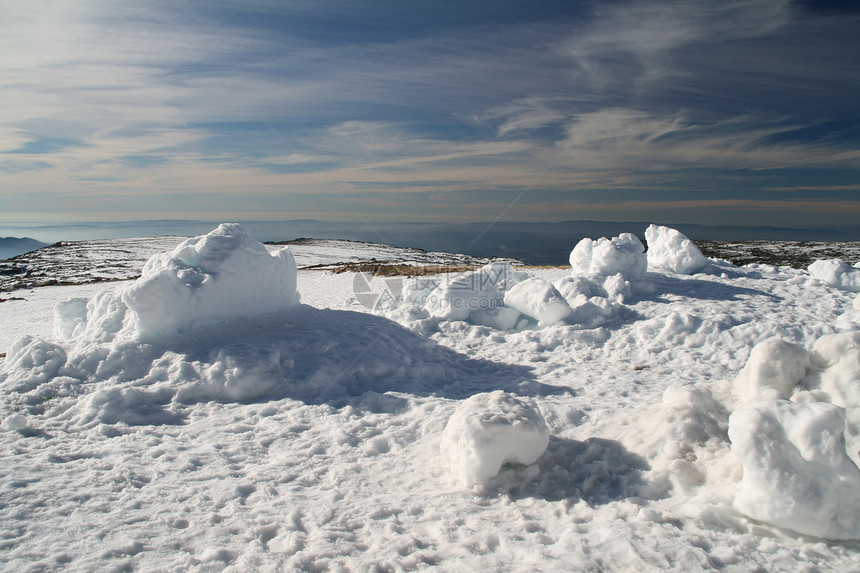 冬季风景季节山脉爬坡顶峰远景旅游房子岩石蓝色冻结图片