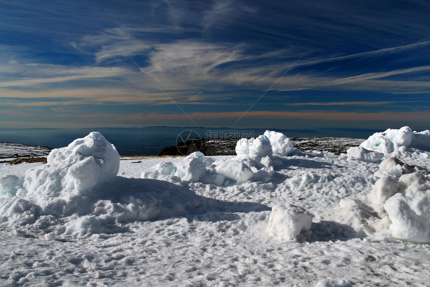 冬季风景房子远足旅游季节天空远景顶峰栅栏岩石山脉图片