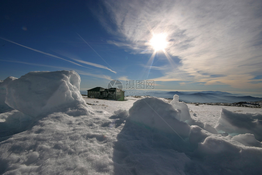 冬季风景远景季节顶峰山脉爬坡旅游房子天空远足冻结图片