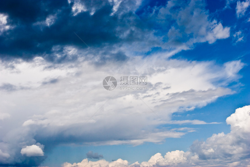 彩雨灰色雨云风暴白色天空天气图片