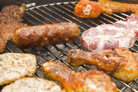 烤肉上的香肠 牛肉和其他肉鸡腿食物猪肉炙烤鱼片煤炭空闲花园牛扒厨师背景图片