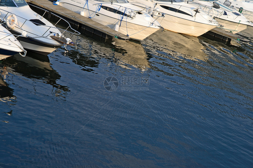 机动船在水中的反射图片