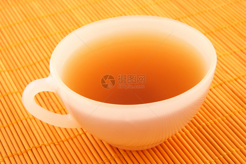 茶杯在温暖的金光中图片